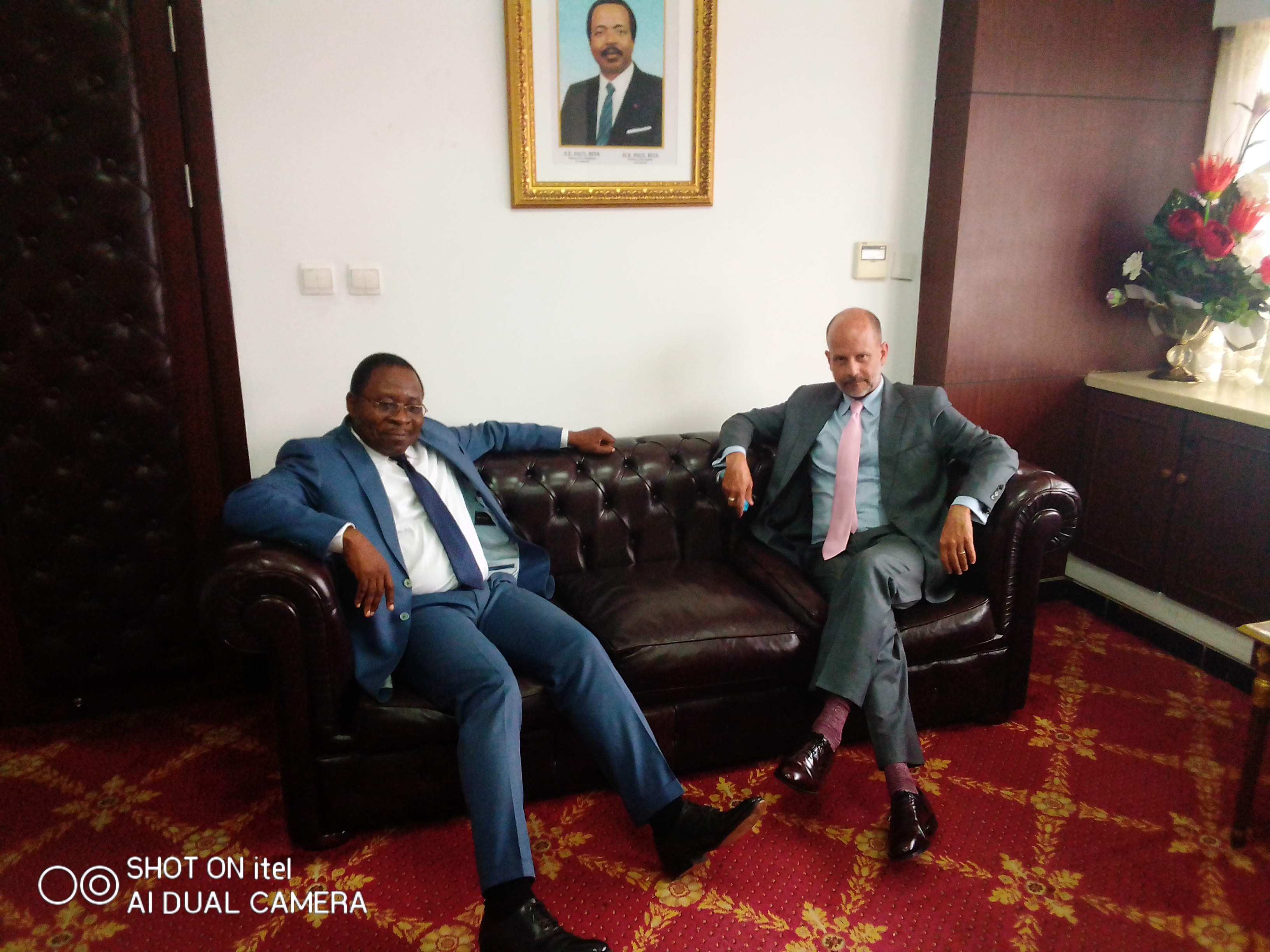 Le Ministre de l’Eau et de l’Energie, Gaston ELOUNDOU ESSOMBA a reçu ce jour en audience S.E.M. Christopher J. LAMORA, l’Ambassadeur des Etats Unies au Cameroun
